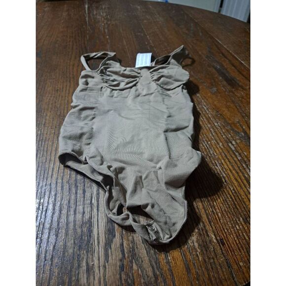 New M-L Fabletics Yitty Moody Bitc Taupe Nearly Naked Shaping Thong Bodysuit - Picture 7 of 8